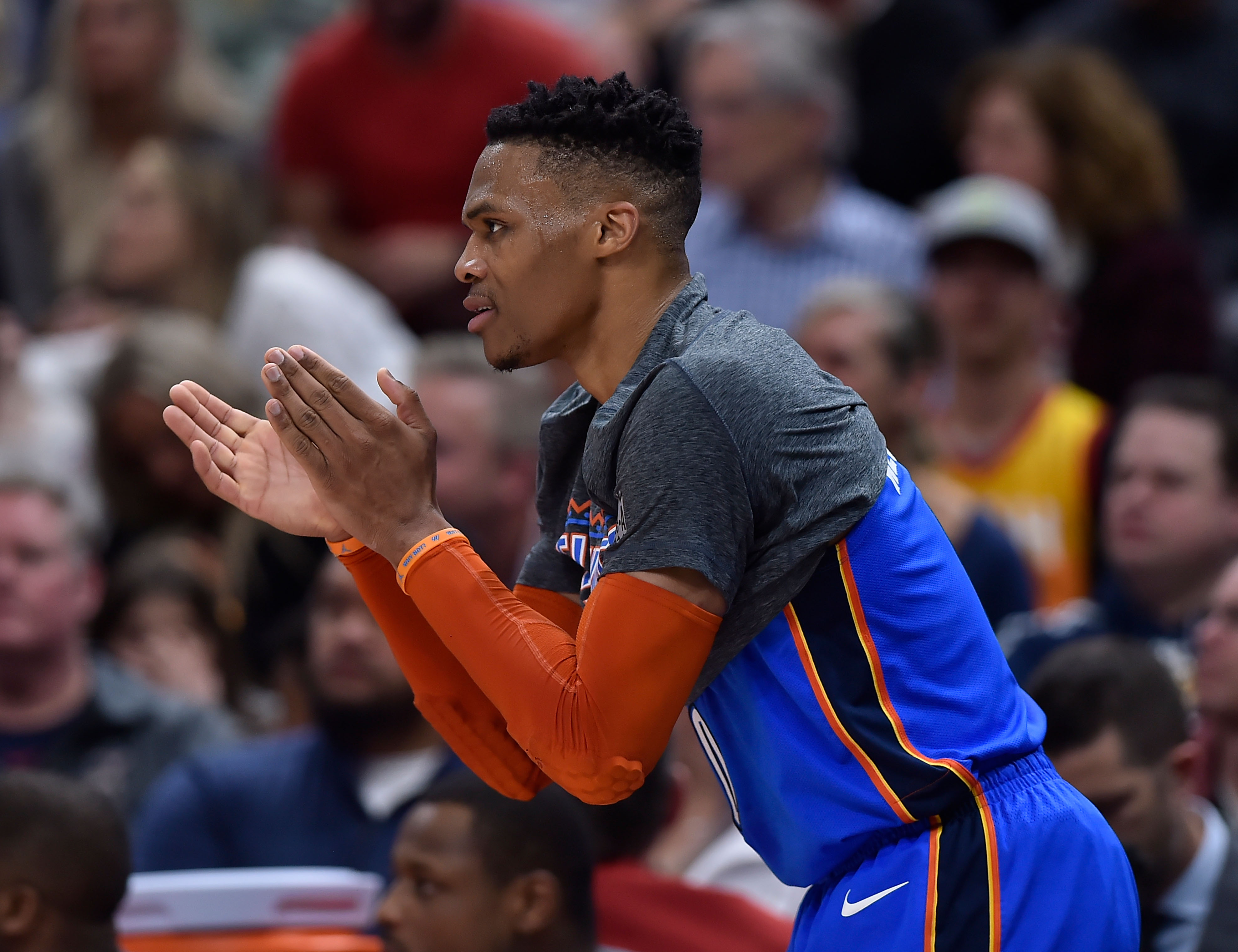 她继续前进 她继续前进